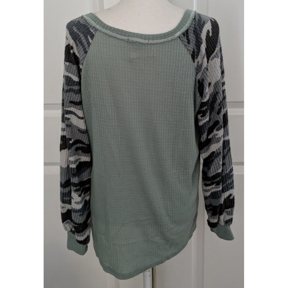 White Birch Sage Green Waffle Knit Camo Raglan Sleeve V-Neck Top Small - Picture 2 of 4